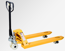 木材廠生產車間使用冠航手動液壓搬運車搬運物料