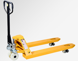 超市工作人員使用液壓搬運(yùn)車裝卸貨物